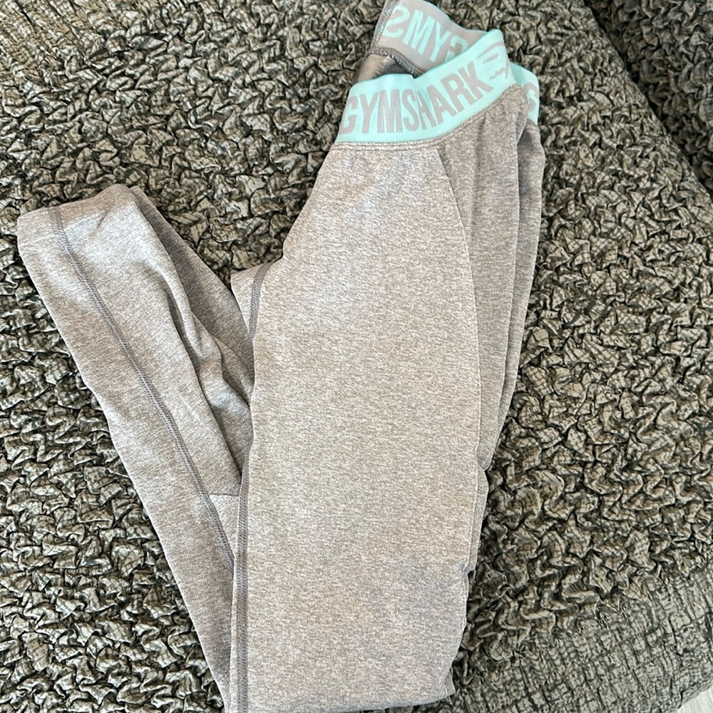 Gym shark leggings